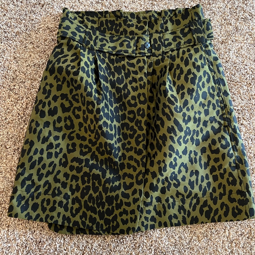 Brand new Ganni size 36 Olive printed skirt. Snap front.